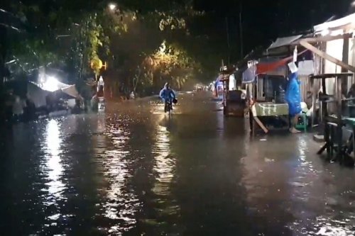 Hujan, Banjir, hujan, banjir, banjir di jakarta, banjir di Jabodetabek, Banjir Jakarta Belum Surut, Masih Ada Jalan Tergenang