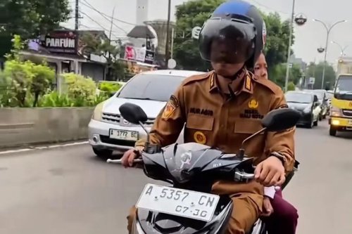 Wakil Wali Kota Serang, Nur Agis Aulia, sanksi tilang, Satlantas Polresta Serang Kota, hari pertama masuk sekolah, wakil wali kota serang, nur agis aulia, satlantas polresta serang kota, Antar Anak ke Sekolah Tanpa Helm, Wakil Wali Kota Serang Ditilang Langgar Dua Pasal Sekaligus