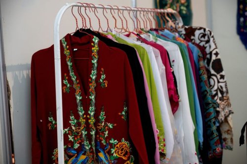 1. Kebaya encim modern, 2. Kebaya kutubaru, 3. Kebaya kartini kontemporer, 4. Kebaya janggan, Tampil Anggun Tanpa Ribet? Ini 4 Kebaya Modern yang Cocok untuk Daily Wear