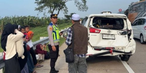 BERITA FOTO: Potret Bus PO Haryanto dan 5 Mobil Rusak Usai Tabrakan Beruntun di Tol Batang