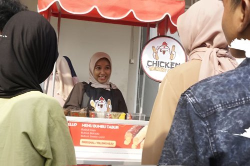 Jajan Enak Cuma Rp 9.000, Chicken Crunchy Roll di Sawangan Bikin Influenser Rela Antre