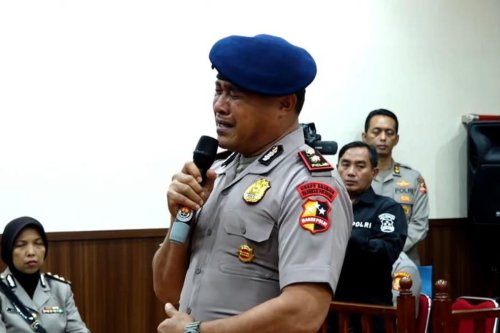 Tangis Kompol Cosmas Usai Dipecat: Demi Tuhan Bukan Niat Membuat Orang Celaka