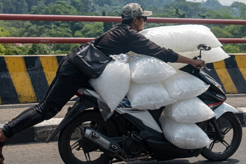 Fenomena Angkut Es Batu Overload Pakai Motor, Bisa Bikin Oleng