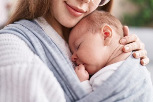 dampak anak dicium sembarang orang, jangan mencium anak orang lain saat lebaran, cegah anak dicium banyak orang saat lebaran, Pengalaman Buruk Bikin Ibu Larang Anaknya Dicium Saat Lebaran
