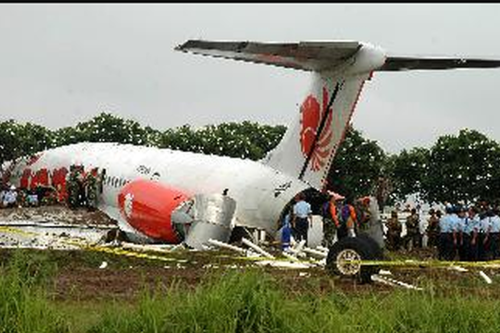 Hari Ini dalam Sejarah: Lion Air Kecelakaan di Solo pada 2004, Badan Pesawat Terbelah dan Tabrak Makam