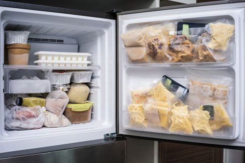 Cuma Bikin Penuh, 7 Benda Ini Harus Dibuang dari Freezer