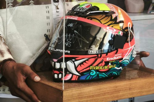 Pertamina Lelang Helm Bertanda Tangan Valentino Rossi, Laku Rp 15 Juta
