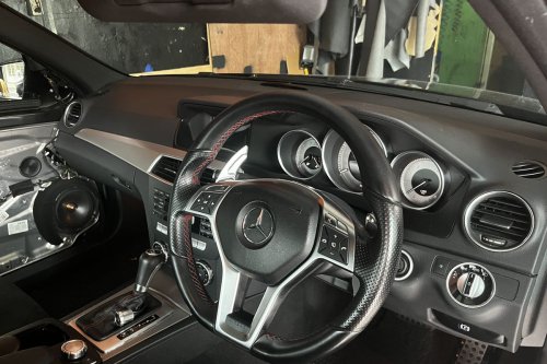 Dasbor Mobil Eropa Lengket, Ini Penyebab dan Biaya Perbaikan