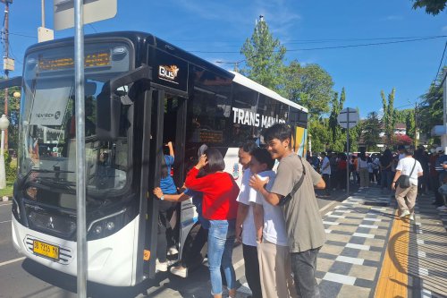 transportasi umum, Bus Trans Manado, Transportasi umum, penumpang bus, naik bus, Teman Bus, bus trans manado, Bus Trans Manado Resmi Beroperasi, Gratis Selama Tiga Bulan