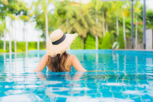 Top 5+ Rekomendasi Sunscreen Waterproof untuk Berenang, Tahan Air dan Keringat
