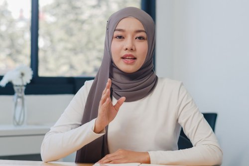 Tutorial Hijab Pashmina yang Simpel, Cocok untuk Halalbihalal