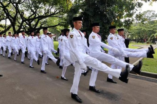 Viral Aksi Heroik Paskibraka 2025 Papua Barat Daya, Papah Rekan yang Nyaris Pingsan Saat Bertugas