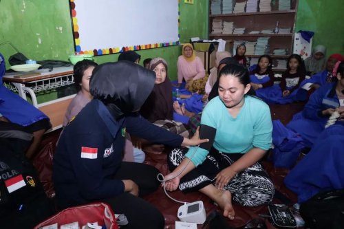 Tim Biddokkes Polda Banten Periksa Kesehatan Pengungsi Banjir di Posko SD Sukamaju Serang