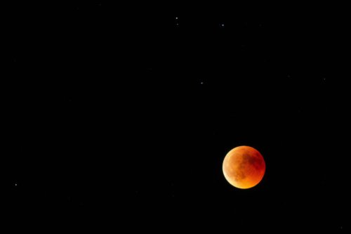 Gerhana Bulan Total Malam Ini, Puncak Terjadi Pukul 01.11 WIB, Simak Tips Mengamatinya