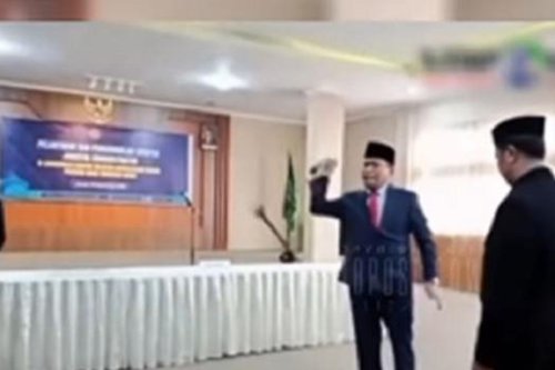 Kemenag NTB, Kakanwil Kemenag NTB, Zamroni aziz, lempar mikrofon, Kakanwil Kemenag NTB Lempar mikrofon, Zamroni Aziz Lempar mikrofon, Viral Kakanwil Kemenag NTB Zamroni Aziz Lempar Mikrofon saat Pelantikan, Ngaku Hanya Bercanda