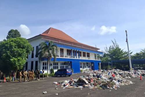 Aksi Protes Sopir Truk Sampah Buang Muatan di Kantor Wali Kota, Pemkot Bengkulu Tempuh Jalur Hukum