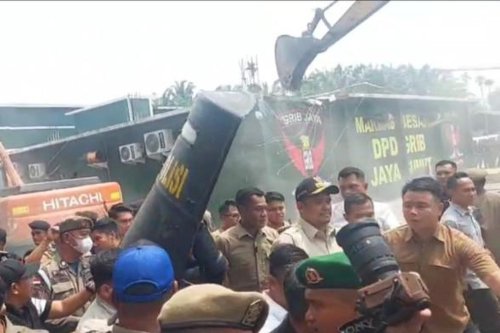 Bobby Nasution dan Pangdam I Bukit Barisan Dilempari Batu Massa Ormas GRIB saat Bongkar Diskotek