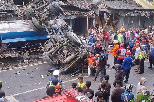 Pasar Kalijambe, kecelakaan kalijambe purworejo, kalijambe purworejo, kalijambe kecelakaan, laka kalijambe, Potensi Kebakaran, Warga Justru Berebut Solar Usai Truk Kecelakaan di Kalijambe