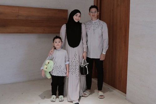 Idul Adha, idul adha, idul adha 2025, baju idul adha citra kirana, citra kirana idul adha, keluarga citra kirana idul adha, citra kirana dan rezky aditya, Outfit Citra Kirana dan Keluarga Saat Idul Adha 2025, Serasi dengan Warna Abu-abu