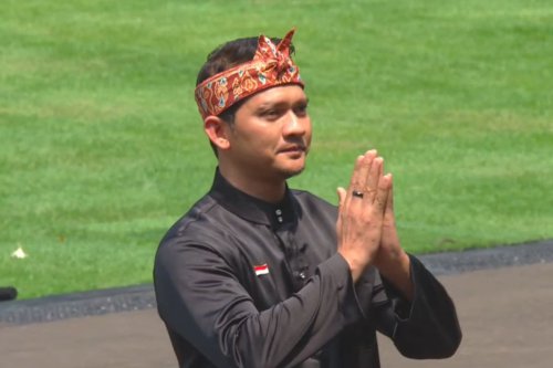 Iko Uwais Pimpin Atraksi Pencak Silat Pakai Batik Megamendung Saat HUT Ke-80 RI