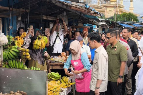 Gibran Tinjau Pasar Rogojampi, Pedagang Harapkan Harga Bahan Pokok Turun&nbsp;