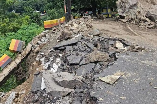 Kondisi Jalan Trenggalek-Ponorogo yang Tertutup Longsor: Separuh Amblas, Permukaan Rusak