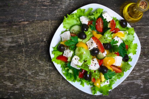 1. Fokus pada makanan padat nutrisi, 2. Pastikan asupan protein cukup, 3. Batasi makanan olahan, 4. Perhatikan porsi makan dan atur pola makan, 5. Tambahan suplemen bila perlu, 6. Hindari minuman tinggi kalori, Bagaimana Diet Vegetarian Membantu Turunkan Berat Badan? Ini Tipsnya!