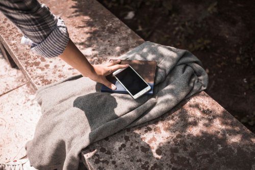 Coba telepon ponsel Anda atau gunakan aplikasi operator, Kirim pesan teks dengan instruksi, Lacak lokasi ponsel lewat fitur &ldquo;Find My&rdquo;, Hapus data dari jarak jauh jika perlu, Kunci ponsel dan ganti semua kata sandi, Hubungi operator seluler Anda, Buat laporan ke polisi, Ponsel Hilang? Begini Langkah Pertama yang Wajib Anda Tahu