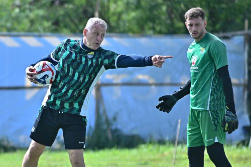 Ini Alasan Pelatih Kiper Persib Tak Pakai Sarung Tangan Saat Melatih