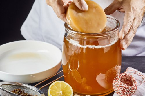 1. Kefir, 2. Kombucha, 3. Jus bit&nbsp;, 4. Jun, 5. Jus prune, 6. Teh jahe, 7. Minuman cuka apel&nbsp;, 8. Teh peppermint, 9. Turmeric latte (golden milk), 10. Air putih, Top 10+ Minuman Terbaik untuk Kesehatan Usus, Disarankan Ahli Gizi
