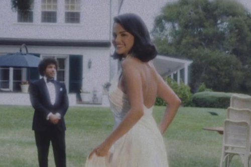 Rahasia Gaya Rambut Selena Gomez Saat Menikah dengan Benny Blanco