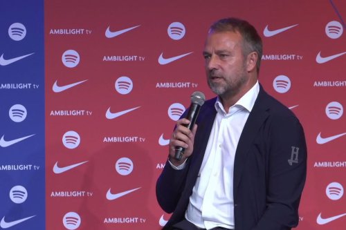 Hansi Flick Bantah Isu Perpecahan Internal Barcelona Soal Lamine Yamal