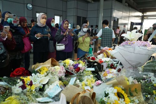Duka di Stasiun Bekasi Timur, 16 Korban Kecelakan Kereta Dikenang dengan Bunga