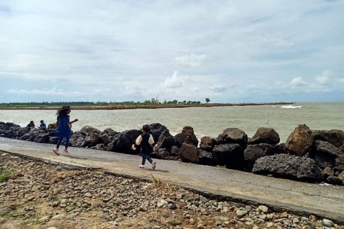1. Pantai Marina, 2. Pantai Tirang, 3. Pantai Maron, 4. Pantai Baruna, 5. Pantai Cipta, 6. Pantai Karang Malang, Top 6+ Pantai di Semarang untuk Libur Waisak 2025