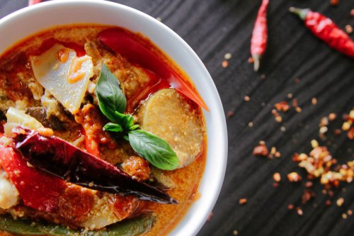 Sering Makan Pedas, Apakah Berbahaya bagi Lambung? Ini Penjelasannya