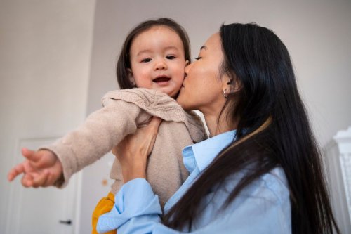 Cara Mencegah Anak Dicium Orang Lain Saat Lebaran, Ini yang Dilakukan Para Ibu