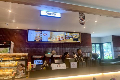 Gerai Hijau Kopi Kenangan Pertama di Alam Sutera, Apa yang Beda?