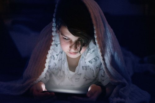 Tips Mengatasi Susah Tidur Malam akibat Asik Scrolling HP