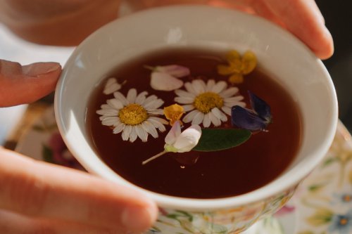 1. Teh Chamomile, 2. Teh Peppermint, 3. Susu Hangat, 4. Susu Almond, 5. Smoothie Pisang-Almond, 6. Teh Lemon Balm, 7. Teh Ashwagandha, 8. Teh Valerian, Top 8+ Minuman Alami agar Tidur Lebih Nyenyak di Malam Hari
