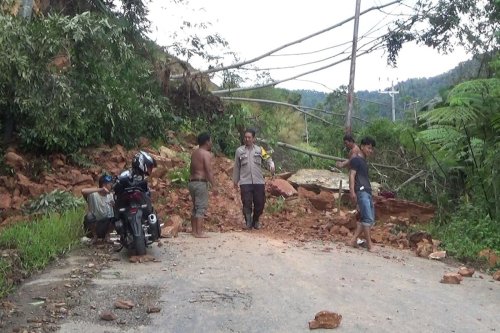 Longsor Tutup Jalur Palopo&ndash;Luwu, Warga Diminta Waspada