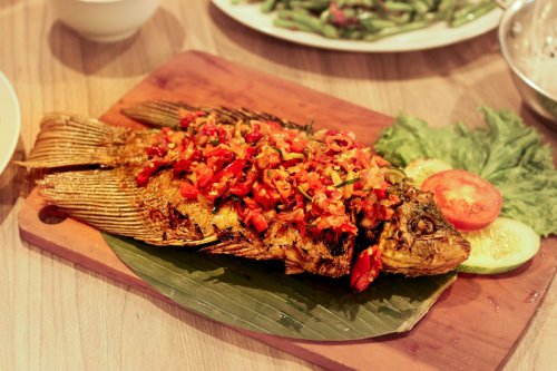 4 Tips Jitu Hilangkan Bau Lumpur dari Ikan Gurame Segar