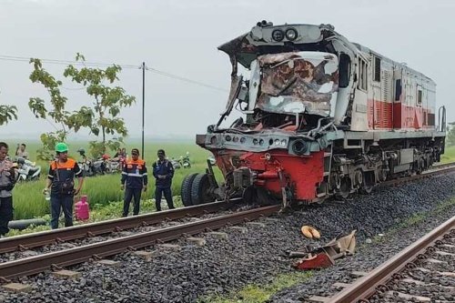 KA Menoreh Tabrak Truk Tangki, Asisten Masinis Patah Kaki dan Masinis Cedera Rusuk