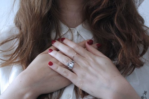 Top 8+ Tanda Serangan Jantung pada Perempuan yang Sering Diabaikan, Termasuk Nyeri Lengan Kiri