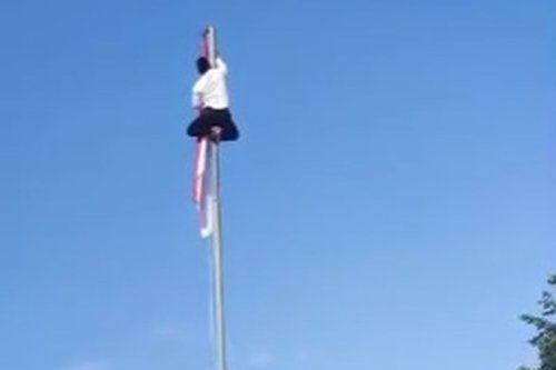 HUT RI, ponorogo, Bendera Merah Putih, HUT ke-80 RI, upacara hut ke 80, Tali Macet, Pemuda di Ponorogo Panjat Tiang 8 Meter agar Merah Putih Tetap Berkibar