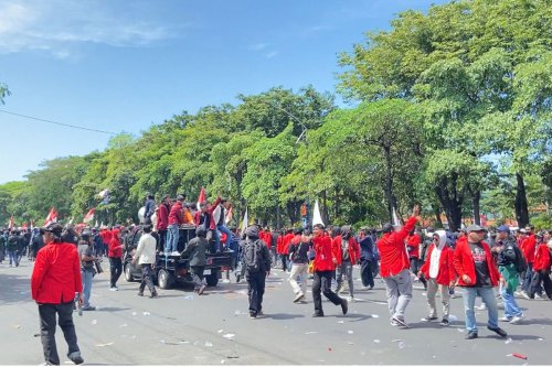 Suasana Demo 30 Agustus 2025 di Surabaya, Mahasiswa Datangi Mapolda, Jalan Ahmad Yani Lumpuh