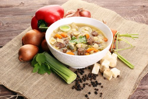 Resep Sup Daging Sapi Kuah Bening yang Gurih, Segar, dan Bikin Nagih