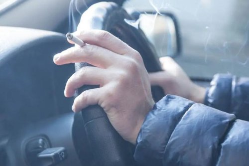 Stop Mengemudi Sambil Merokok, Jalan Raya Adalah Ruang Publik
