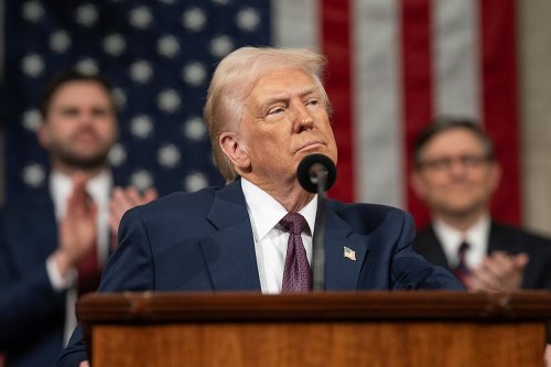 Trump Ancam Kenakan Tarif 100 Persen untuk Chip Impor