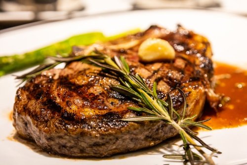 1. Pilih jenis potongan yang tepat, 2. Bersihkan daging kurban, 3. Pakai bumbu marinasi sederhana, 4. Sajikan dengan saus sesuai selera, 4 Cara Membuat Steak Pakai Daging Kurban, Tips dari Chef