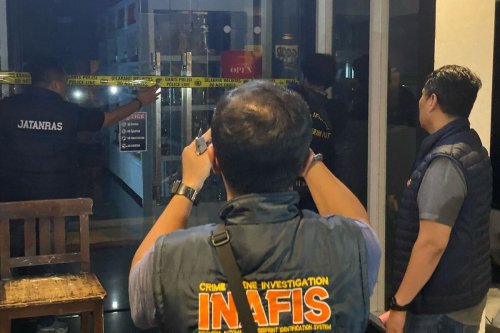 Bambang Raya, Karaoke, Semarang, Mansion Executive Karaoke, karaoke, striptis, Mansion Executive Karaoke digrebek, mansion executive karaoke oleh pemilik, bambang raya saputra hanura, bambang raya, Bambang Raya jadi tersangka karaoke striptis, Karaoke striptis, Hanura Siapkan Tim Hukum, Ketua DPD Jateng Tersangka Kasus Karaoke Streptis dan Prostitusi
